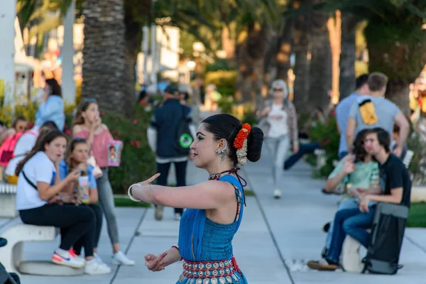 Uma Artista Feminina Rua Realiza Dança Tradicional Asiática Com Gestos — Fotografia de Stock