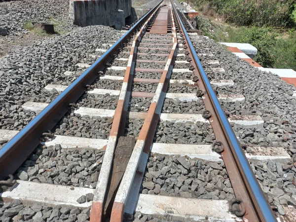 Una Toma Alto Ángulo Vías Tren Oxidadas — Foto de Stock