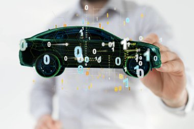 Bir erkek dijital hologram yeşil enerji araba konseptine dokunuyor. Araç EV şarj pili elektrik