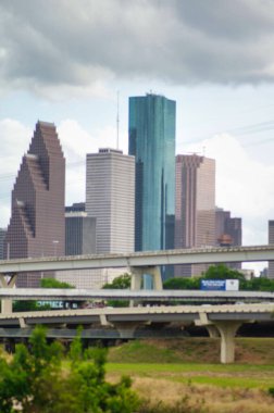 Bulutlu bir günde modern binaların alçak açılı bir görüntüsü.