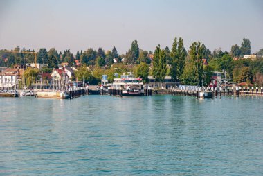 Güneşli bir günde, Almanya 'da Constance Gölü' nün doğu yakasında liman ve rıhtımın güzel bir manzarası.
