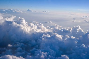 Gökyüzünde kabarık bulutların hava görüntüsü