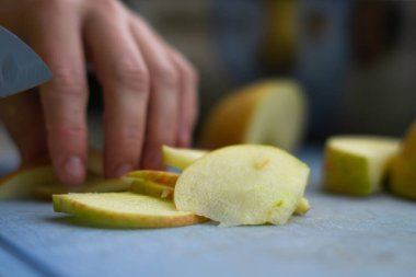 Elmayı doğrama tahtasına yakın çekim.