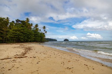 Mavi bulutlu arka planda manzaralı bir plaj manzarası