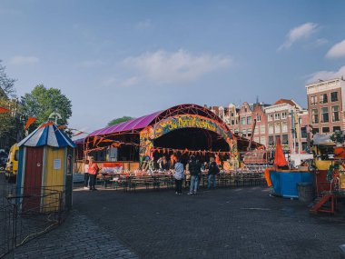 Bir grup insan sabahın erken saatlerinde Amsterdam, Hollanda 'da bir parkta.