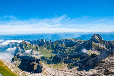 İsviçre 'de sıcak havalarda güneşli mavi gökyüzünün altındaki Santis Schwagalp Dağı manzarası