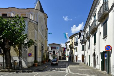 İtalya 'nın Calabria bölgesinde kırsal bir köy olan Laino Borgo' nun eski evleri arasında dar bir sokak.
