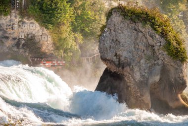 İsviçre, Schaffhausen 'deki Rheinfall Şelalesi' nin doğal manzarası.