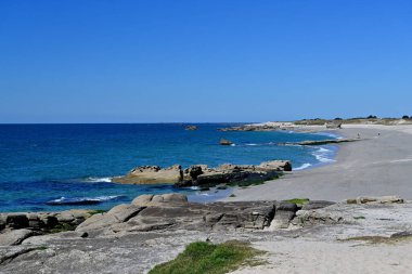 Mavi gökyüzü ve yeşil mavi okyanus