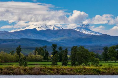 Güzel bir dağ manzarası büyüleyici bir manzara.