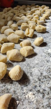 Taze gnocchi pişirmeye hazır.