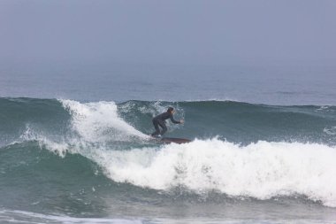 San Diego, California 'daki Ocean Beach Tower 4' te sörfçü.