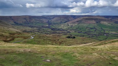 İngiltere 'de bir köydeki yemyeşil Umut Vadisi' nin güzel manzarası