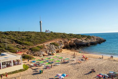 Portekiz, Ferragudo 'daki Praia Grande plajının güzel bir manzarası.