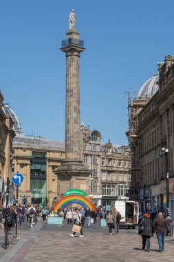 Greys Anıtı 'nın dikey çekimi, Newcastle on Tyne, UK, insanların alışveriş yaptığı ve alüminyum teneke gökkuşağının geri dönüşümü teşvik ettiği.