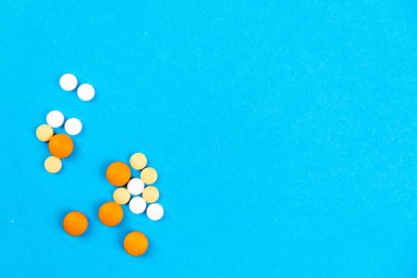 Fotokopi alanı ile mavi arkaplan üzerinde ilaç tabletlerinin üst görünümü