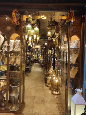 Khan el-Khalili pazarında altın hediyelik eşya ve lambaların manzarası