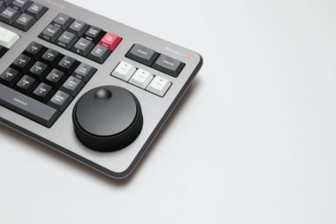 Beyaz arkaplanı izole ederek video düzenleme ve renk derecelendirme için Blackmagic tasarımının hız düzenleyicisini çözümle.