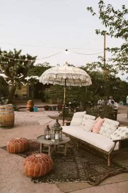 Kaliforniya 'daki Joshua Tree Park' ta güzel bir modern düğün dekorasyonunun dikey çekimi.