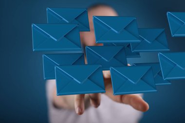 Ellerin yanında resimli e- posta simgelerinin yakın plan görüntüsü