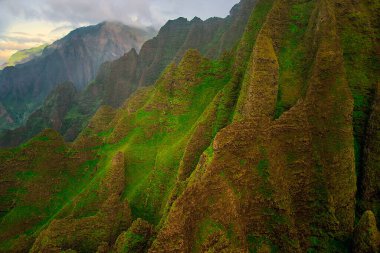 Gün batımında güzel dağların havadan görünüşü