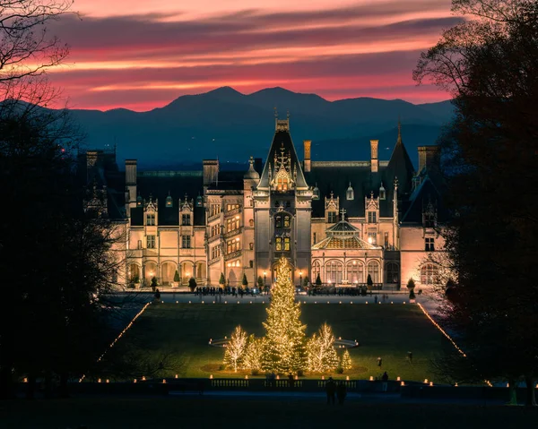 Asheville, Kuzey Carolina 'daki Biltmore Müzesi' nin güzel bir sahnesi Sunset 'teki Noel tatilleri sırasında.