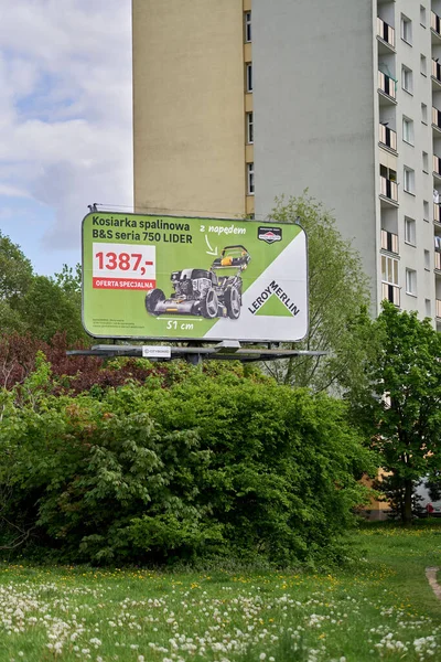 Een Verticaal Schot Van Leroy Merlin Billboard Door Een Appartement — Stockfoto