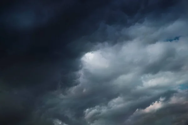 Удивительное Небо Освещенной Центральной Точкой Облаков Цвета Темно Синий Синий — стоковое фото