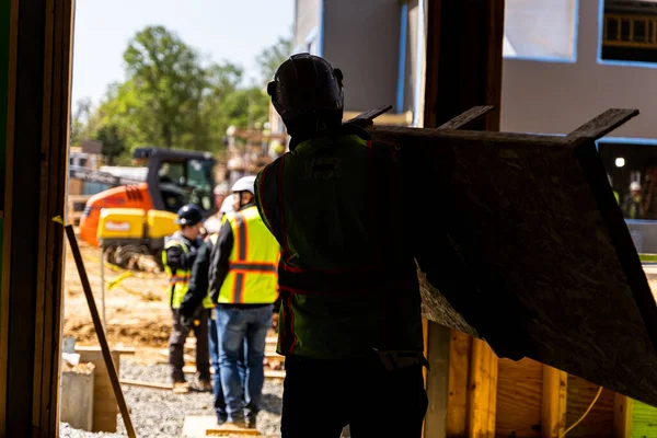 Una Silueta Primer Plano Trabajador Construcción Que Lleva Pedazo Madera — Foto de Stock