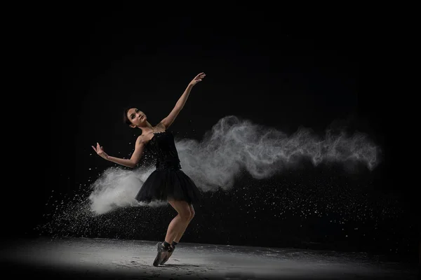 Una Emotiva Bailarina Ballet Del Sudeste Asiático Vestido Negro Con —  Fotos de Stock