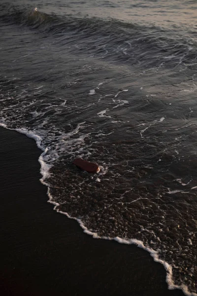 夕日のビーチで美しい海の波の垂直ショット — ストック写真