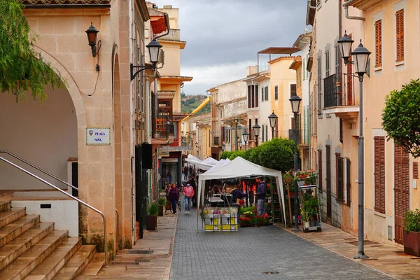 图为马略卡省Sant Llorenc Des Cardassar一条每周都有市场的小巷 — 图库照片