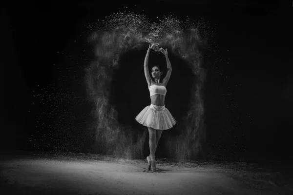 Una Foto Escala Grises Una Bailarina Vestida Blanco Bailando Oscuro —  Fotos de Stock