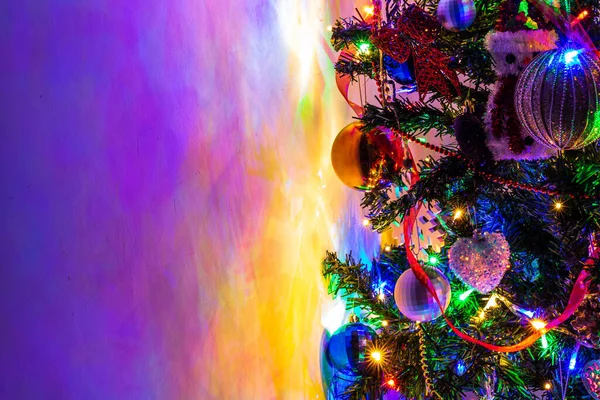 Close Decorações Natal Árvore Natal Com Luzes Refletidas Parede — Fotografia de Stock
