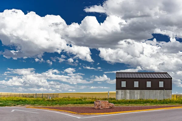 Open Road Cabin Filed Cloudy Sky Wyoming — Stock Photo, Image