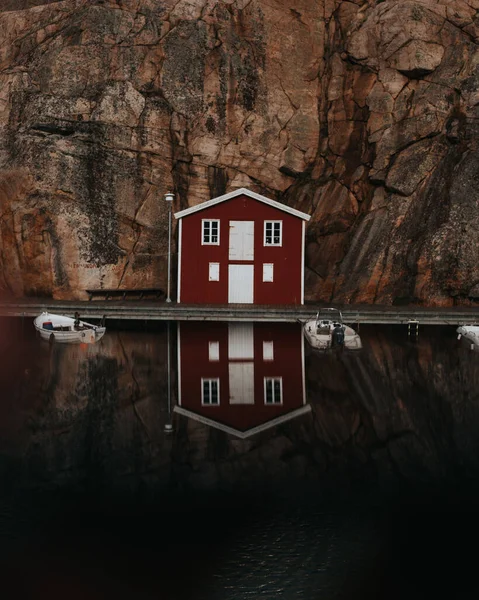 Eine Vertikale Aufnahme Einer Roten Hütte Die Sich See Hintergrund — Stockfoto