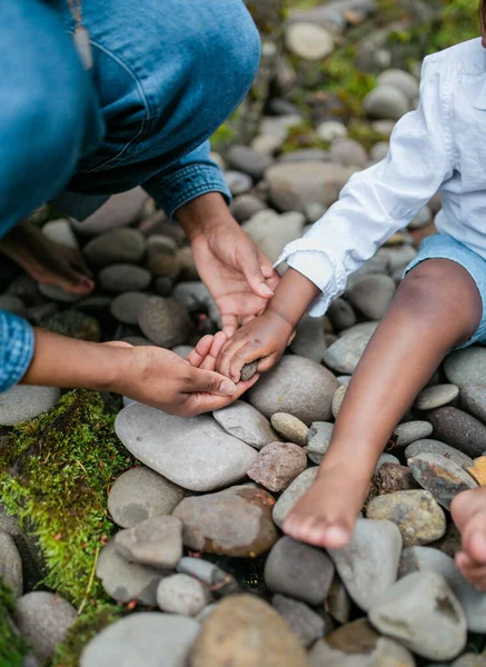 Barefoot Parent Child Sitting Rocks Portland Oregon — Stock Photo, Image