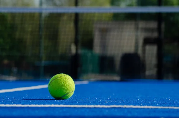 Zbliżenie Piłki Tenisowej Padel Niebieskim Korcie Siatką Nieostrą Tle — Zdjęcie stockowe