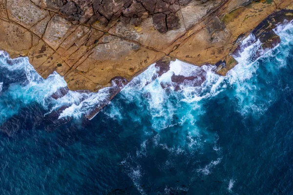 岩の多い海岸に海の波が打ち寄せる様子 — ストック写真