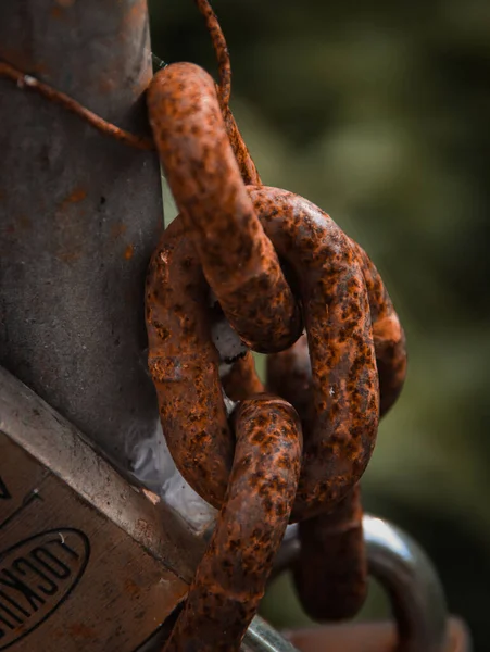 Eine Rote Rustikale Kette Ist Einer Stange Befestigt Der Auch — Stockfoto