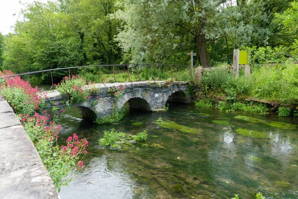 Beautiful Stone Footbridge Covered Flowers Bibury England — Stock Photo, Image