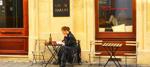 Lady Enjoying Wine Reading Book Outdoor Cafe — Stockfoto