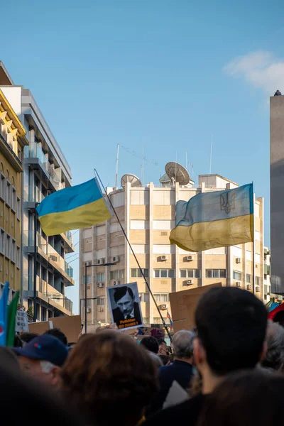 乌克兰国旗在人群中间 在俄罗斯大使馆前举行反对战争的集会 — 图库照片