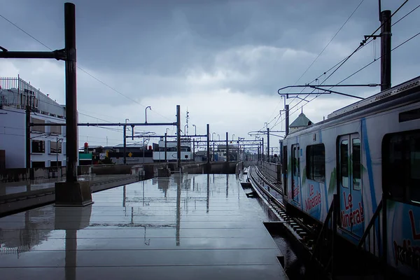 Beau Cliché Une Station Métro Par Temps Nuageux — Photo