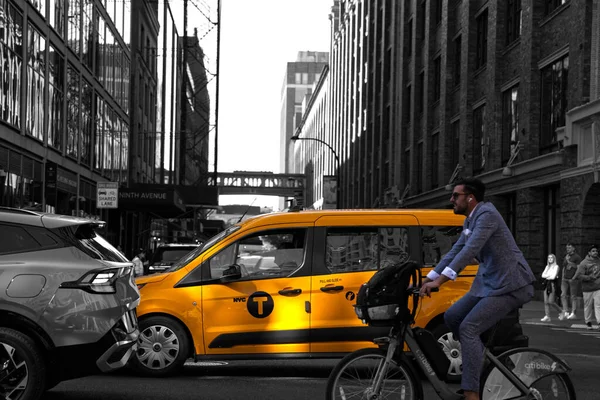 Uma Foto Tons Cinza Rua Movimentada Com Táxi Amarelo Brilhante — Fotografia de Stock