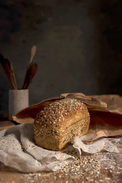 Eine Vertikale Nahaufnahme Von Hausgemachtem Sauerteigbrot Mit Samen — Stockfoto