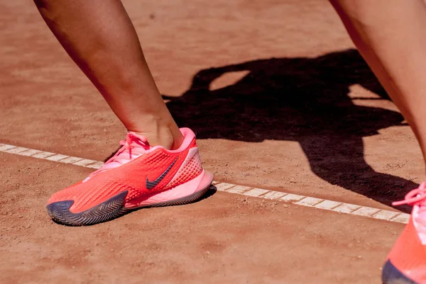 Tenis Kortunda Kırmızı Ayakkabılı Bir Sporcunun Yakın Çekimi Konsept Spor — Stok fotoğraf