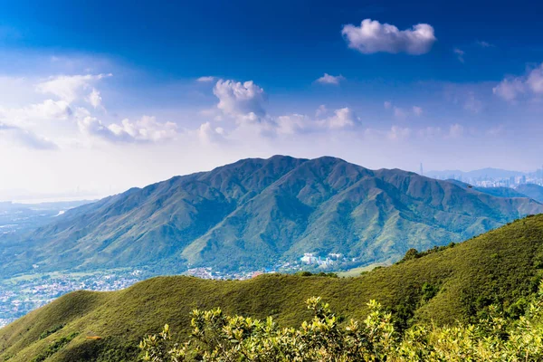 Een Prachtig Uitzicht Bergketens Stad Eronder Met Bewolkte Lucht Achtergrond — Stockfoto