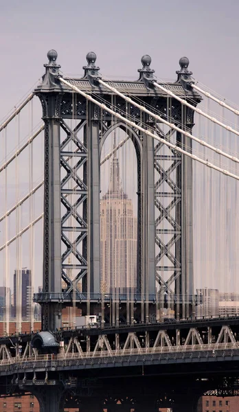 Vertical Shot Manhattan Bridge Empire State Building Seen Arch — Stock Photo, Image