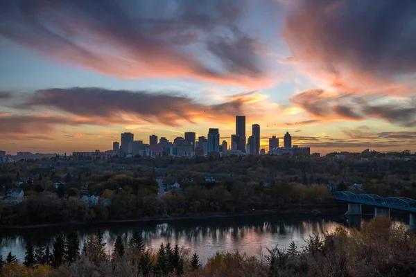 Las Impresionantes Nubes Del Atardecer Sobre Río Con Horizonte Fondo — Foto de Stock